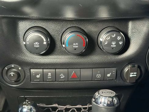 Used 2013 Jeep Wrangler Unlimited Rubicon w/ Connectivity Group AWD/4WD image 34