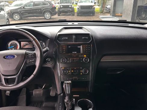 Used 2018 Ford Explorer XLT image 12