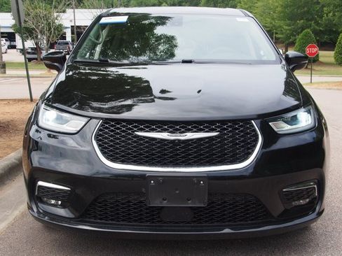 Used 2024 Chrysler Pacifica Touring-L FWD image 2