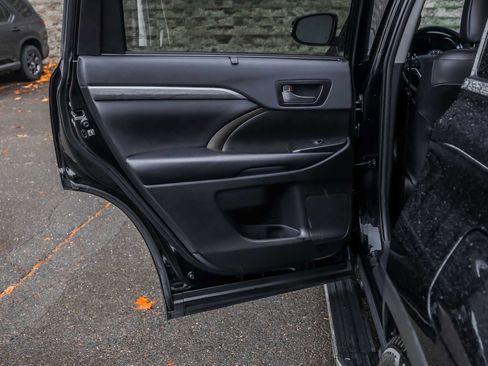 Used 2019 Toyota Highlander Limited image 19