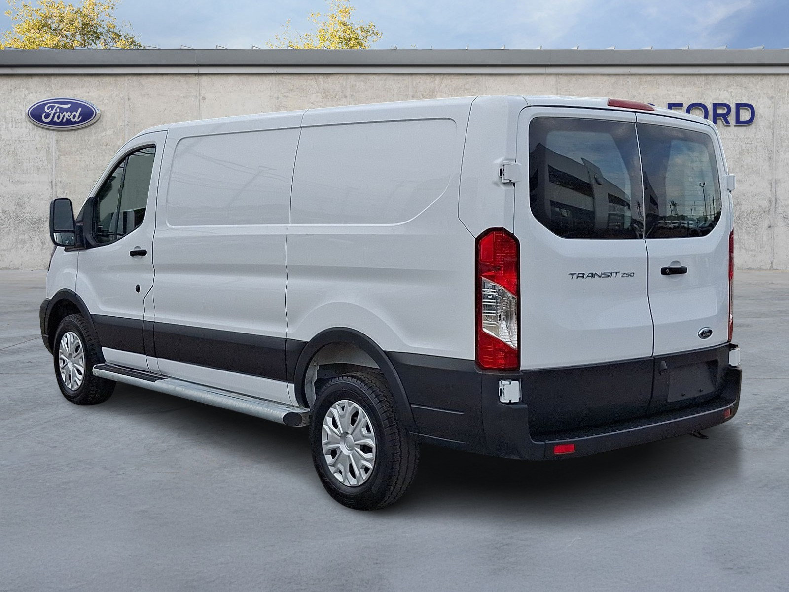 Used 2025 Ford Transit 250 Low Roof w/ Exterior Upgrade Package RWD image 4