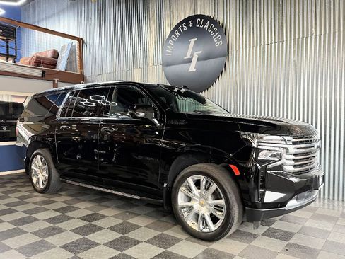 Used 2023 Chevrolet Suburban High Country w/ Advanced Technology Package AWD/4WD image 2