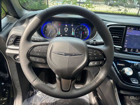 Used 2025 Chrysler Pacifica Limited FWD image 30