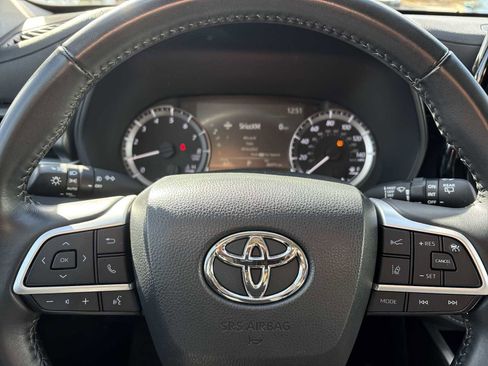 Used 2023 Toyota Highlander LE FWD image 11