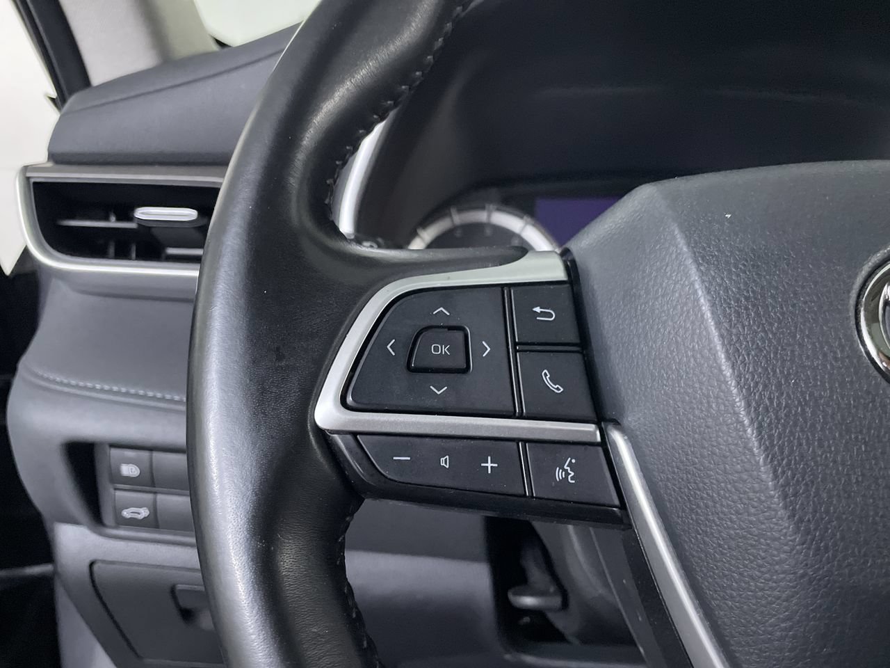 Used 2023 Toyota Highlander XLE AWD/4WD image 28