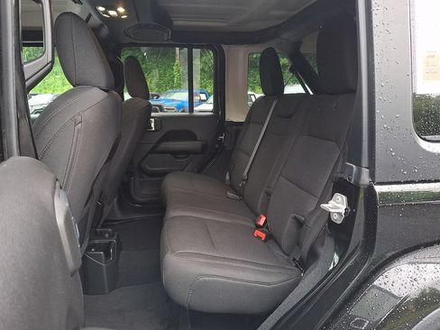 Used 2022 Jeep Wrangler Unlimited Sahara AWD/4WD image 10