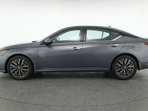 Used 2025 Nissan Altima 2.5 SV FWD image 5