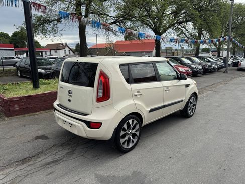Used 2013 Kia Soul ! FWD image 4