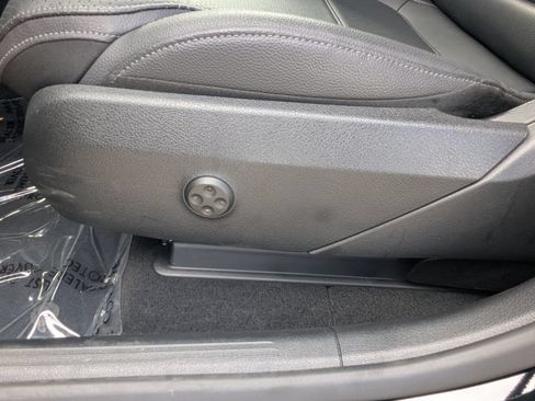 Used 2025 Mercedes-Benz GLC 300 4MATIC image 7