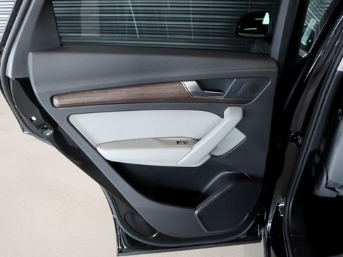 Used 2024 Audi Q5 2.0T Premium w/ Convenience Package image 28