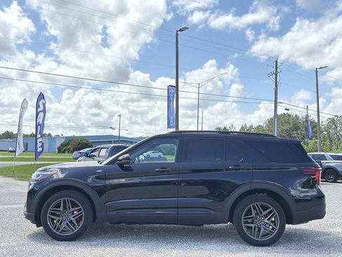 Used 2025 Ford Explorer ST-Line w/ ST-Line Street Pack AWD/4WD image 12
