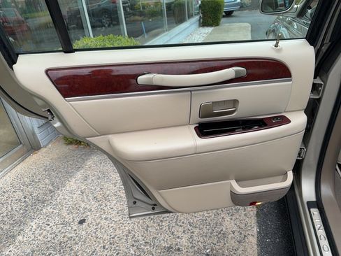 Used 2004 Lincoln Town Car Ultimate RWD image 16