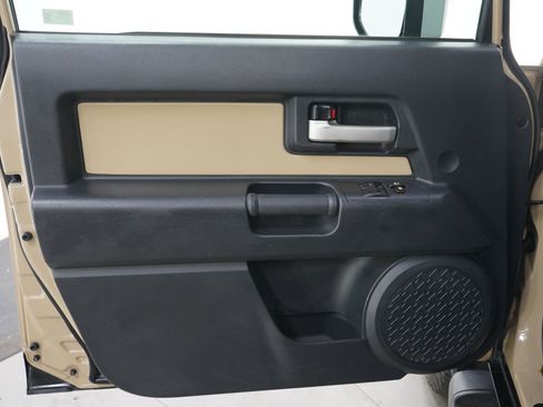 Used 2011 Toyota FJ Cruiser 4WD w/ Upgrade Pkg image 16