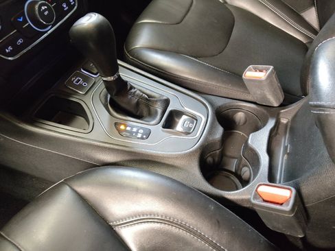 Used 2020 Jeep Cherokee Latitude Plus FWD image 26
