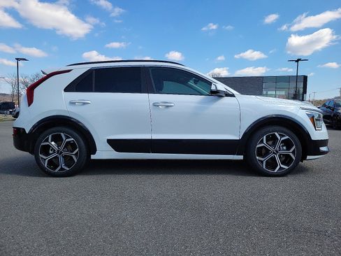 Used 2023 Kia Niro SX Touring image 7