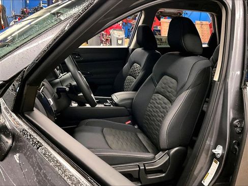 Used 2025 Nissan Pathfinder S image 10