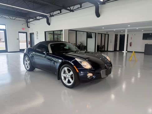 Used 2008 Pontiac Solstice Convertible w/ Preferred Package RWD image 1