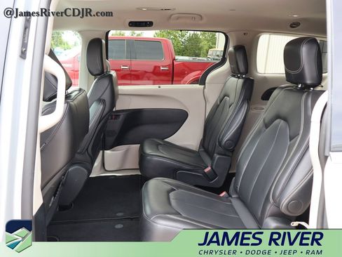 Used 2024 Chrysler Pacifica Touring-L FWD image 16