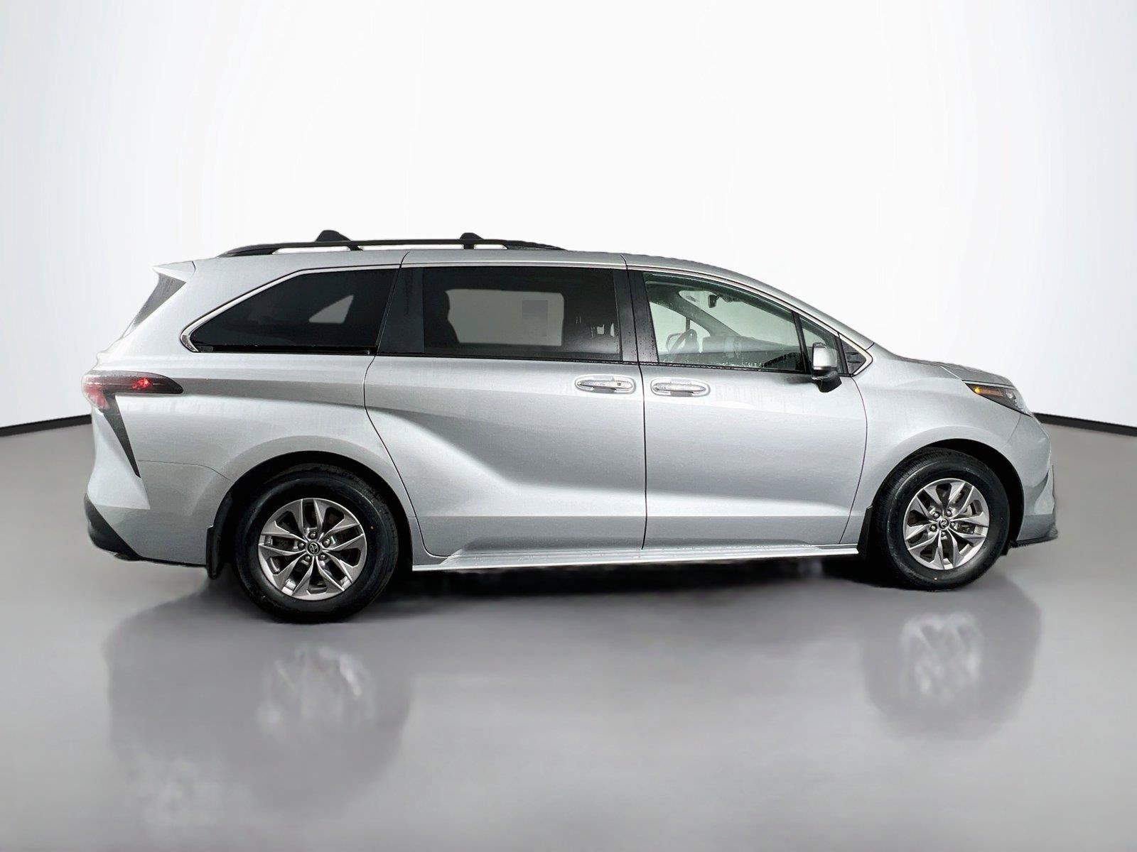 Used 2025 Toyota Sienna XLE w/ XLE Plus Package AWD/4WD image 7