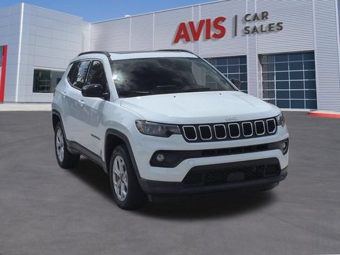 Used 2025 Jeep Compass Latitude w/ Sun & Sound Group AWD/4WD image 3