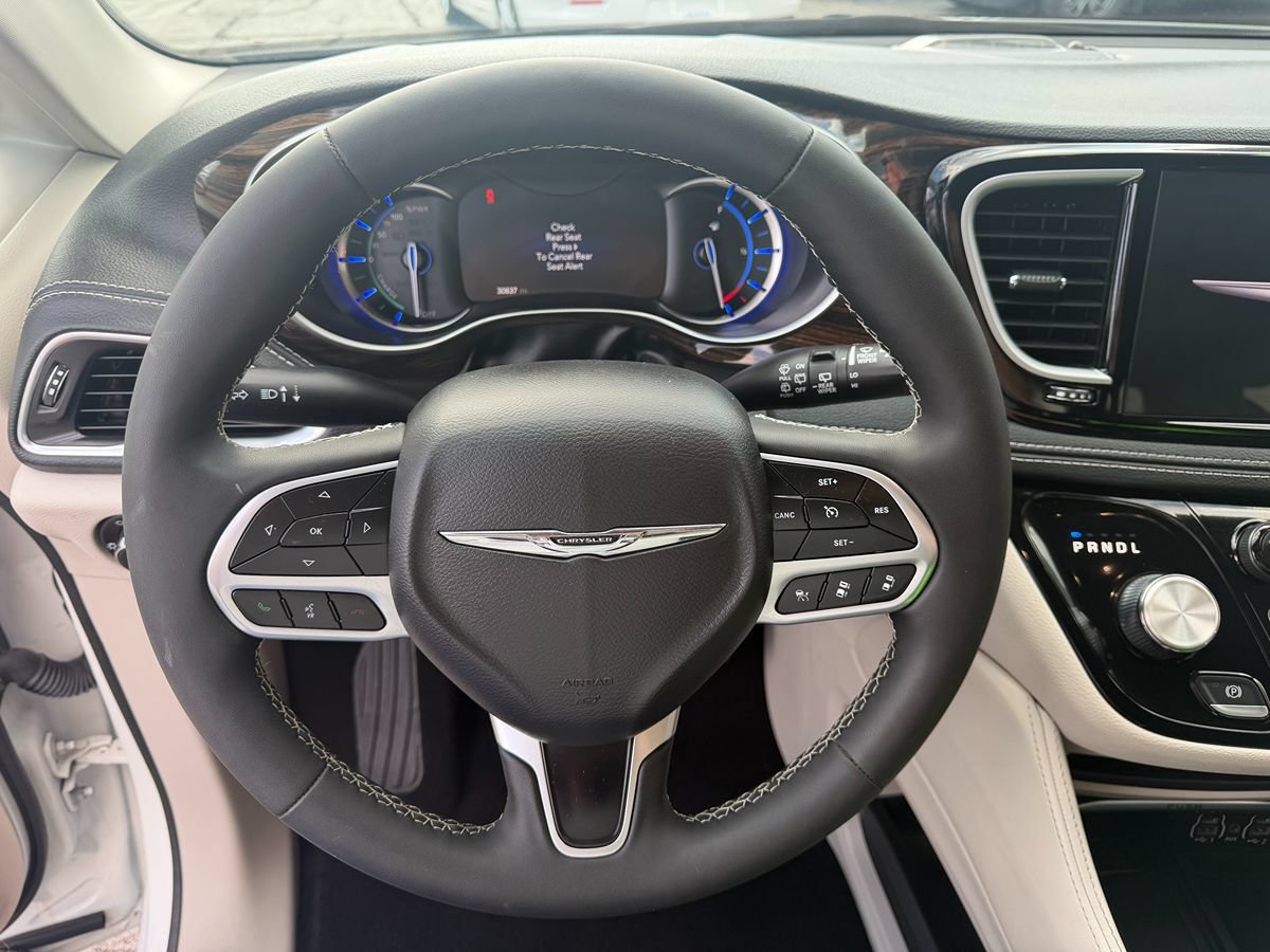 Used 2023 Chrysler Pacifica Limited FWD image 7