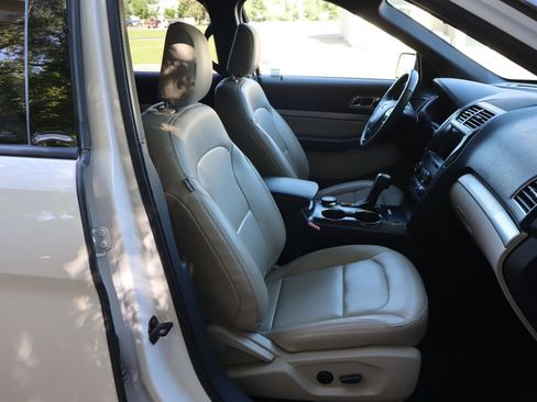 Used 2019 Ford Explorer XLT w/ Equipment Group 202A AWD/4WD image 24