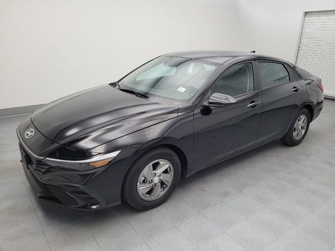 Used 2025 Hyundai Elantra SE w/ Cargo Package FWD image 2