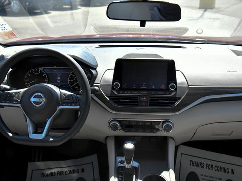 Used 2025 Nissan Altima 2.5 SV FWD image 34