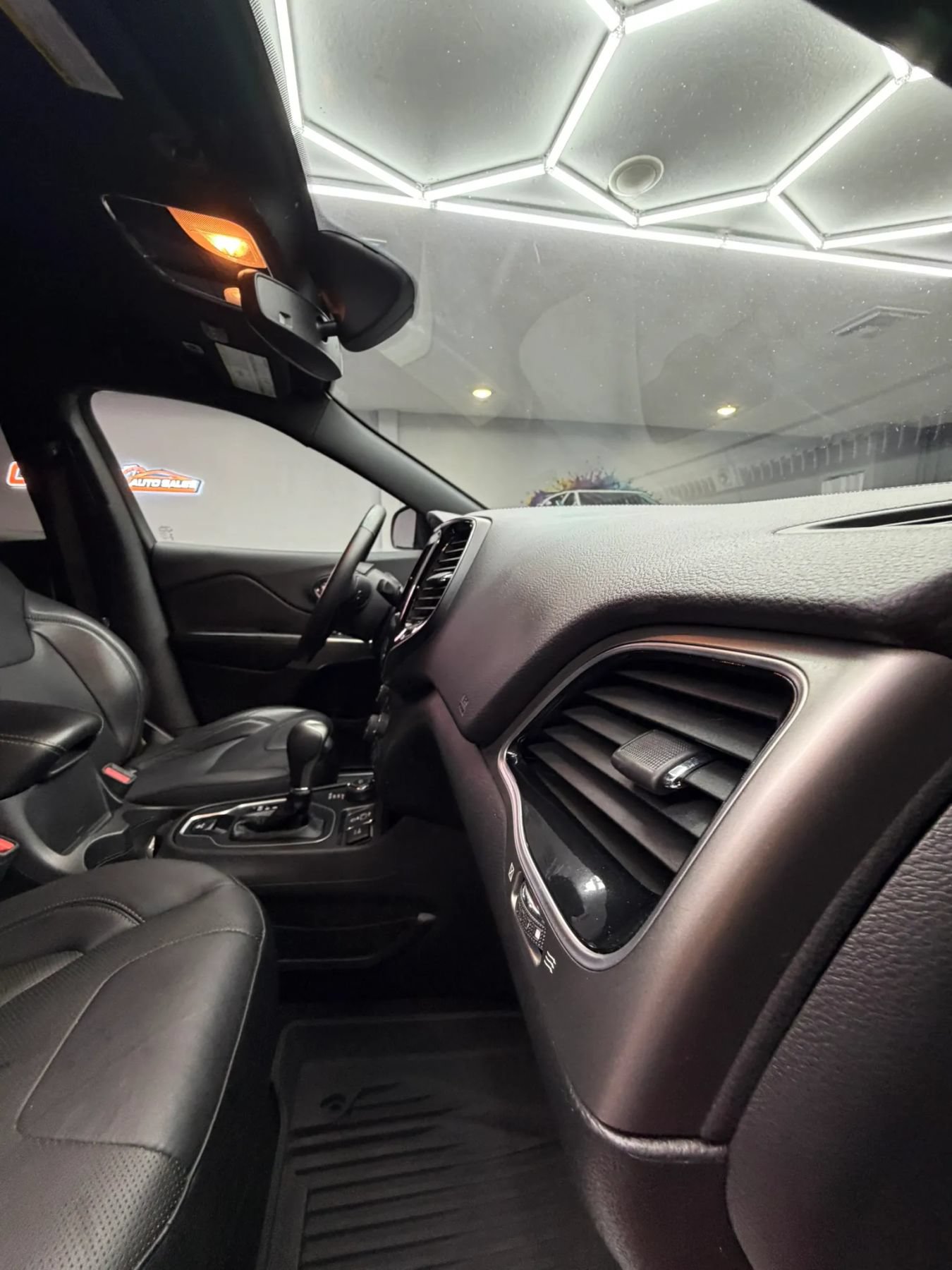 Used 2019 Jeep Cherokee High Altitude AWD/4WD image 34