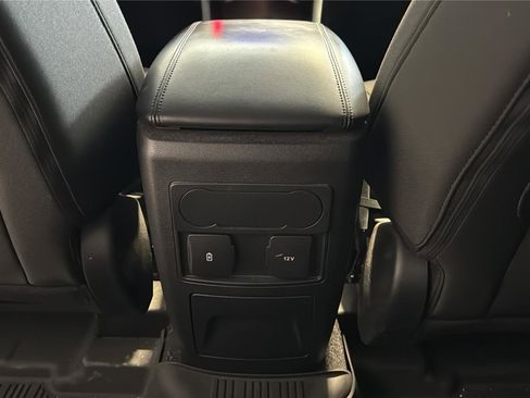 Used 2024 Ford Explorer XLT RWD image 23