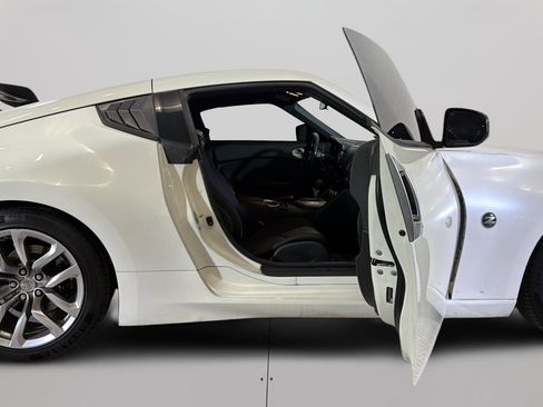 Used 2014 Nissan 370Z Coupe RWD image 17