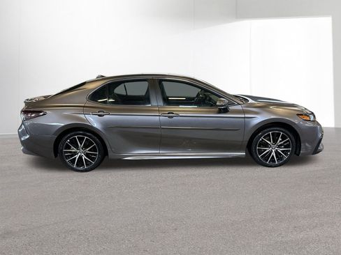 Used 2024 Toyota Camry SE image 34