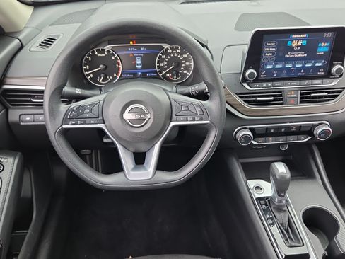 Used 2025 Nissan Altima 2.5 SV FWD image 11