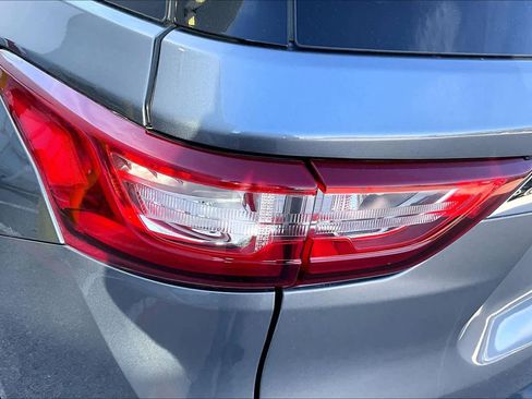 Used 2021 Chevrolet Traverse LT image 28