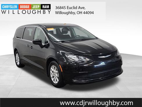 Certified 2022 Chrysler Voyager LX FWD image 3