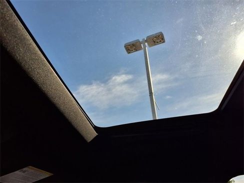 Used 2022 Ford Explorer Platinum w/ Technology Package image 17