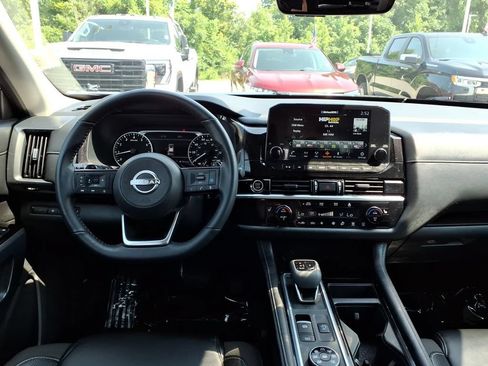 Used 2023 Nissan Pathfinder SL AWD/4WD image 15
