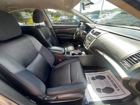 Used 2017 Nissan Altima 2.5 SR w/ LED Appearance Package image 12