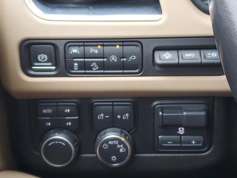 Used 2021 Chevrolet Suburban Premier w/ Premium Package image 27