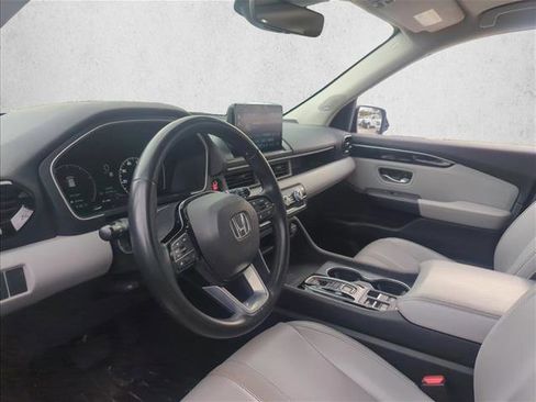 Used 2025 Honda Pilot Touring image 2