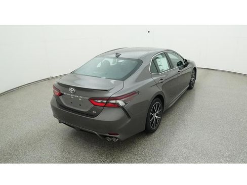 Used 2023 Toyota Camry SE image 9