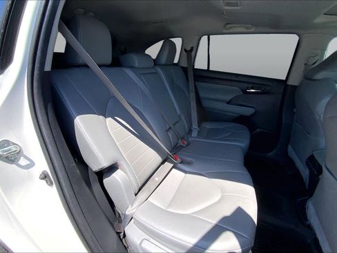 Used 2020 Toyota Highlander XLE AWD/4WD image 19