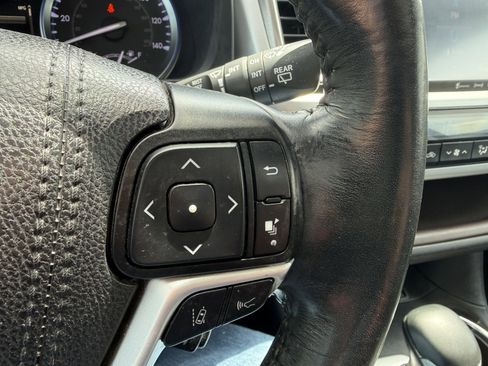 Used 2019 Toyota Highlander XLE image 16