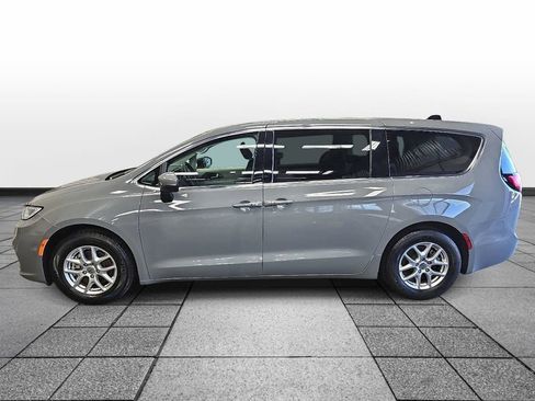 Used 2023 Chrysler Pacifica Touring-L FWD image 7