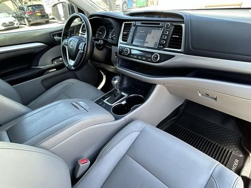 Used 2017 Toyota Highlander XLE AWD/4WD image 13