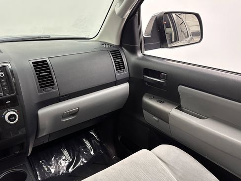 Used 2016 Toyota Sequoia SR5 AWD/4WD image 28