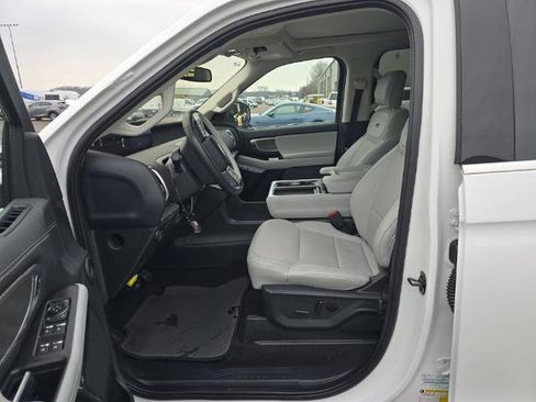 Used 2025 Ford Expedition Platinum image 8