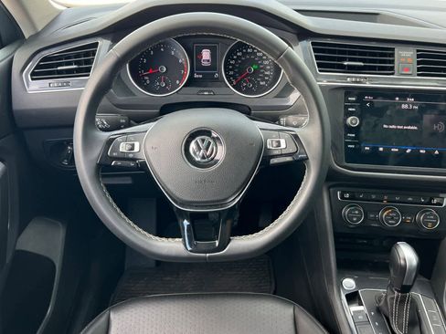 Used 2021 Volkswagen Tiguan SE w/ Panoramic Sunroof Package image 16
