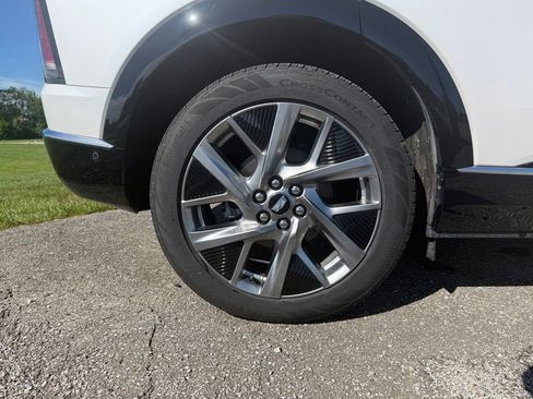 Certified 2025 Cadillac Optiq Luxury 2 w/ LPO, Floor Liner Package AWD/4WD image 16
