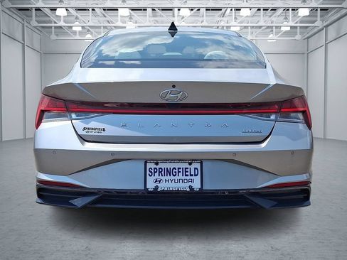Certified 2022 Hyundai Elantra Limited w/ Preferred Accessory Package FWD image 5